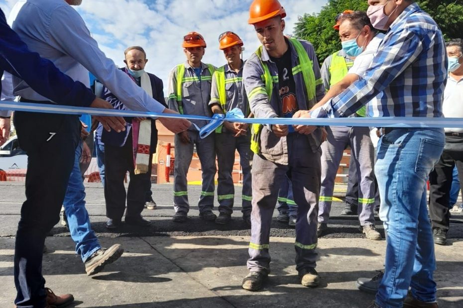 Corte de cinta como símbolo de la inauguración del Paso a Nivel.